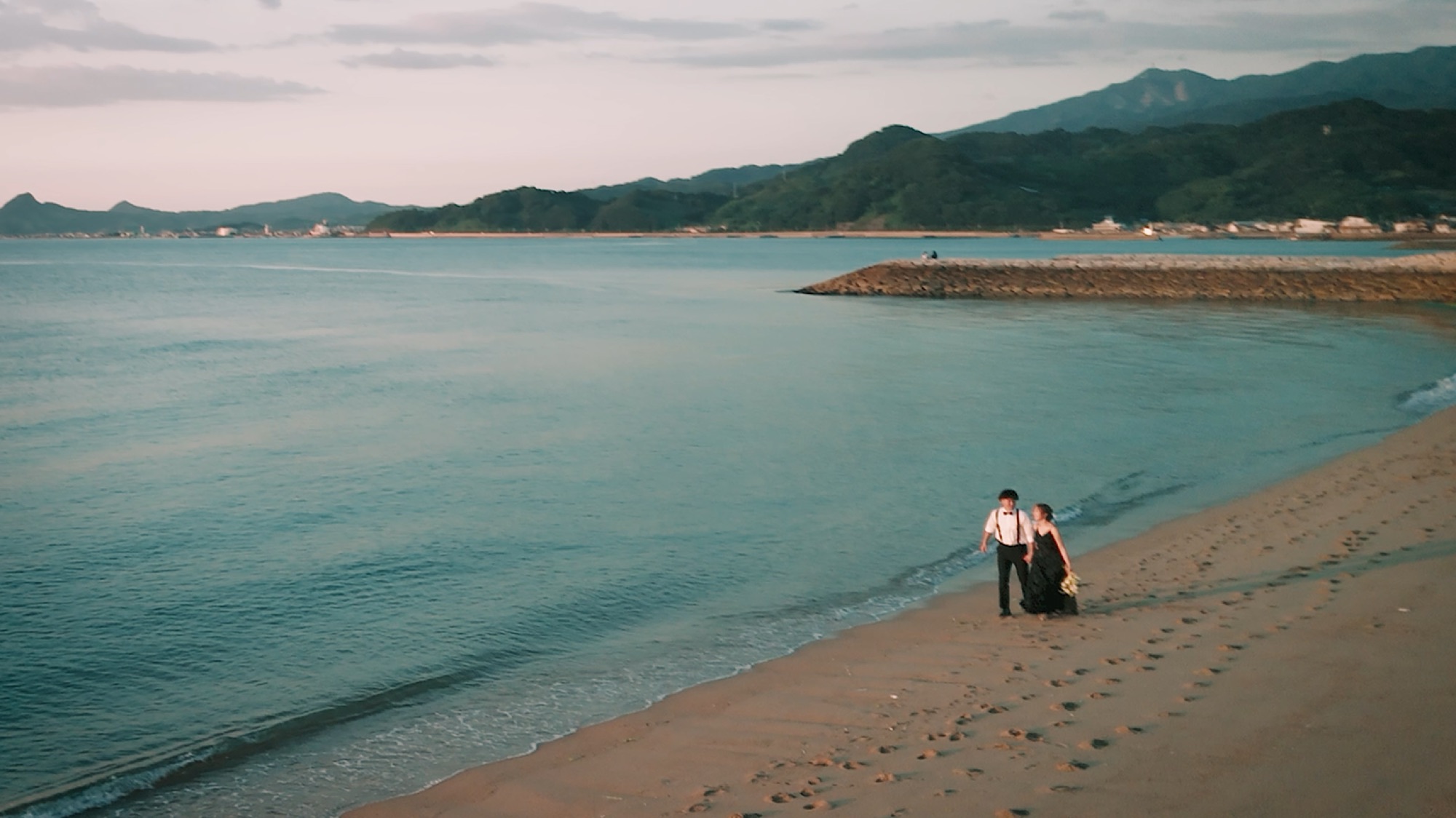 海辺を歩くふたりのウェディングフォト
