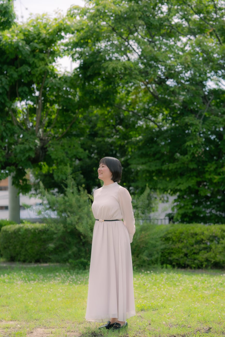 緑の中に立つ女性のポートレート